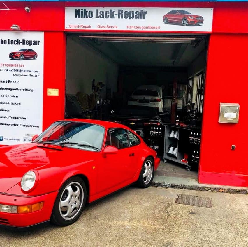 Werkstatt von Niko Lack-Repair mit rotem Sportwagen